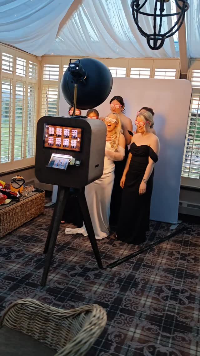 White on bride V Black on bridesmaids looks so good ❤️😎 
#photoboothhire #photoboothglasgow